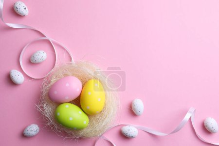 Oeufs de Pâques sur un fond coloré, fond festif. Photo de haute qualité