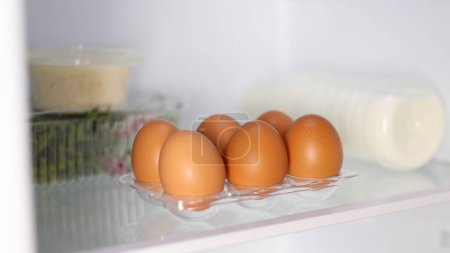 Téléchargez les photos : Œufs frais de ferme au réfrigérateur. Images 4k de haute qualité - en image libre de droit