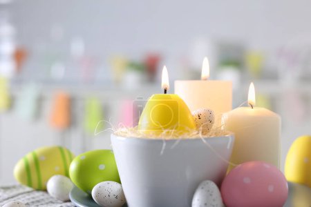 Foto de Decoración de Pascua con velas y huevos de colores en el interior de la cocina. Foto de alta calidad - Imagen libre de derechos