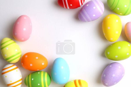 Foto de Huevos de Pascua sobre un fondo claro, fondo festivo. Foto de alta calidad - Imagen libre de derechos