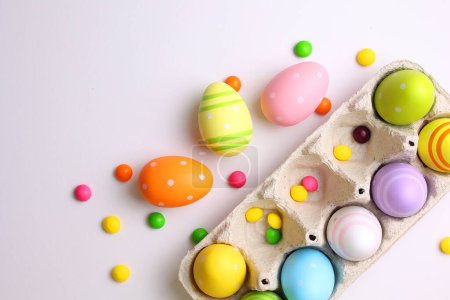 Foto de Huevos de Pascua sobre un fondo claro, fondo festivo. Foto de alta calidad - Imagen libre de derechos