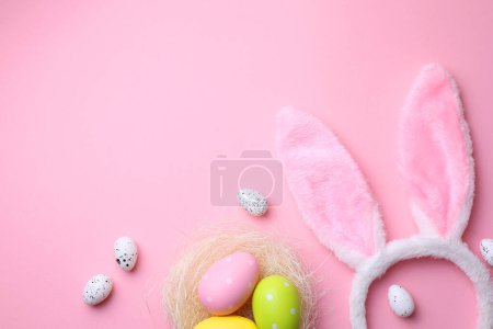 Foto de Huevos de Pascua sobre un fondo coloreado, fondo festivo. Foto de alta calidad - Imagen libre de derechos