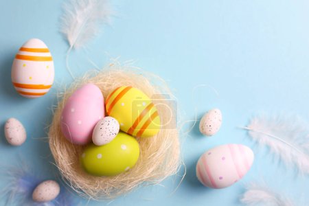 Foto de Huevos de Pascua sobre un fondo coloreado, fondo festivo. Foto de alta calidad - Imagen libre de derechos