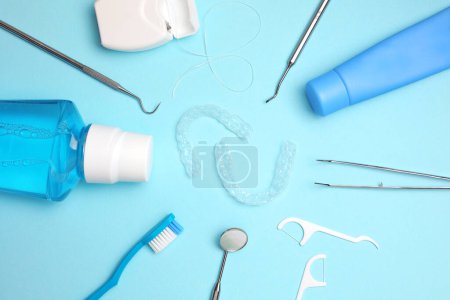 Foto de Alineadores dentales de plástico transparente y productos de cuidado sobre un fondo de color. Foto de alta calidad - Imagen libre de derechos