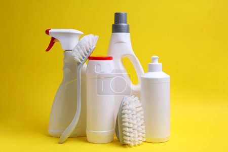 Foto de Un conjunto de diferentes productos de limpieza y desinfectante sobre un fondo de color. Foto de alta calidad - Imagen libre de derechos