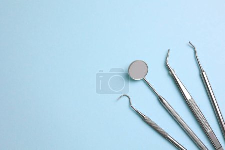 Téléchargez les photos : Dentistes instruments sur un fond bleu vue de près sur le dessus. Photo de haute qualité - en image libre de droit