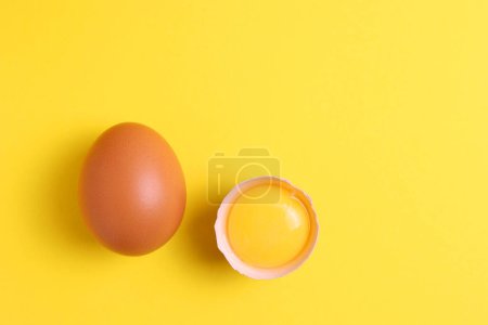 Foto de Huevos frescos de granja sobre un fondo de color. Foto de alta calidad - Imagen libre de derechos