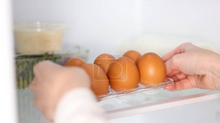 Téléchargez les photos : Œufs frais de ferme au réfrigérateur. Images 4k de haute qualité - en image libre de droit