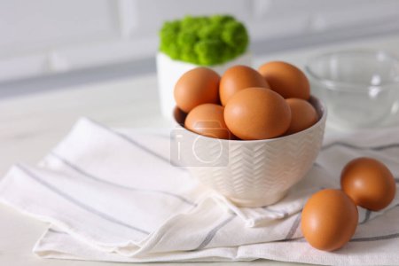 Foto de Huevos frescos de granja en la cocina. Imágenes de alta calidad 4k - Imagen libre de derechos