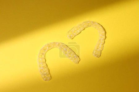 Foto de Alineadores dentales de plástico transparente sobre un fondo de color. Foto de alta calidad - Imagen libre de derechos