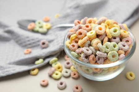 Téléchargez les photos : Anneaux de maïs multicolores pour le petit déjeuner - en image libre de droit