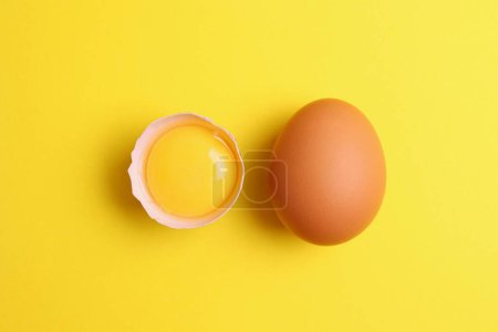 Foto de Huevos frescos de granja sobre un fondo de color. Foto de alta calidad - Imagen libre de derechos