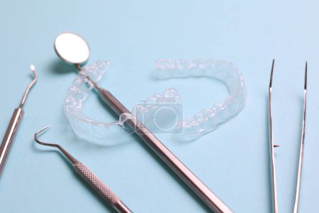 Foto de Alineadores de plástico transparentes y herramientas de dentistas sobre un fondo de color. Foto de alta calidad - Imagen libre de derechos