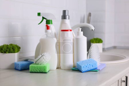 Foto de Un conjunto de diferentes productos de limpieza y desinfección en el fondo del interior del hogar. Foto de alta calidad - Imagen libre de derechos