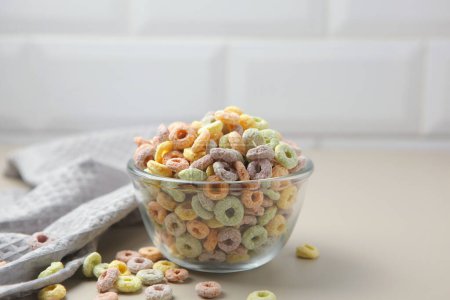 Téléchargez les photos : Anneaux de maïs multicolores pour le petit déjeuner - en image libre de droit