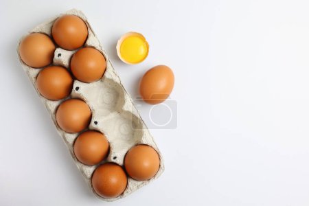 Foto de Huevos frescos de gallina de granja sobre un fondo blanco. Foto de alta calidad - Imagen libre de derechos
