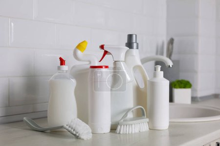 Téléchargez les photos : Un ensemble de différents produits de nettoyage et de désinfection dans le contexte de l'intérieur de la maison. Photo de haute qualité - en image libre de droit