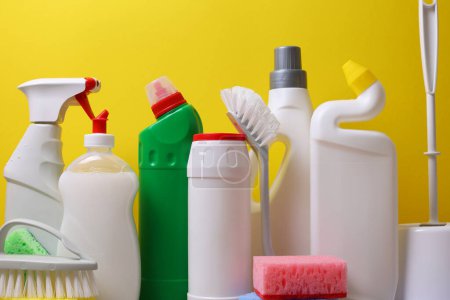 Foto de Un conjunto de diferentes productos de limpieza y desinfectante sobre un fondo de color. Foto de alta calidad - Imagen libre de derechos