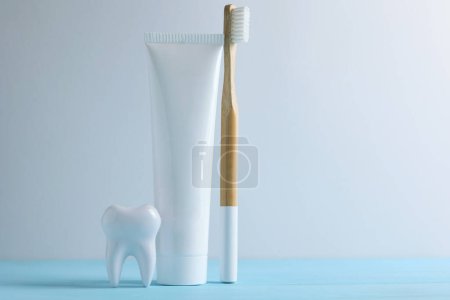 Foto de Productos de higiene oral sobre fondo coloreado con espacio para texto. Foto de alta calidad - Imagen libre de derechos