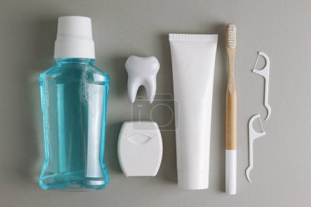 Foto de Productos de higiene oral sobre fondo coloreado con espacio para texto. Foto de alta calidad - Imagen libre de derechos