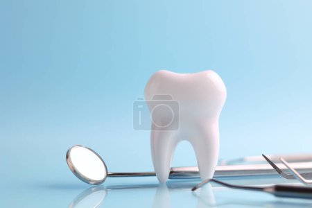 Foto de Concepto odontológico. Modelo de un diente e instrumentos dentales sobre un fondo de color con espacio para el texto. .. Foto de alta calidad - Imagen libre de derechos