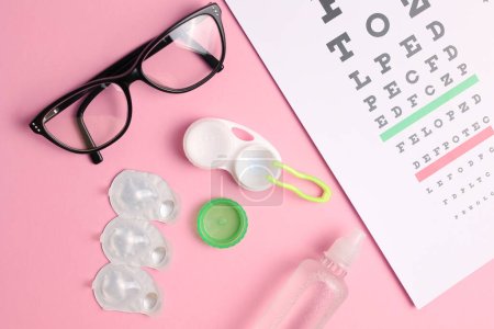 Foto de Mesa de pruebas de visión, gafas y lentes de contacto sobre un fondo de color. Foto de alta calidad - Imagen libre de derechos