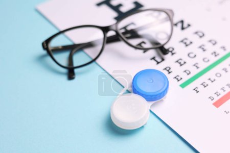 Foto de Una mesa para comprobar la visión, lentes de contacto y gafas con un fondo de color. Foto de alta calidad - Imagen libre de derechos