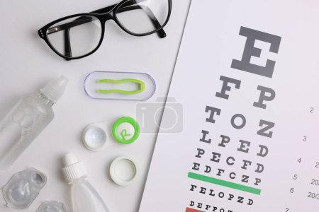 Foto de Mesa de pruebas de visión, gafas y lentes de contacto sobre fondo blanco. Foto de alta calidad - Imagen libre de derechos