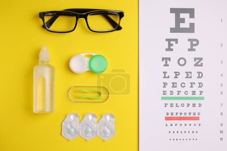 Foto de Mesa de pruebas de visión, gafas y lentes de contacto sobre un fondo de color. Foto de alta calidad - Imagen libre de derechos