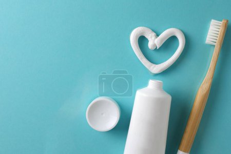 Foto de Corazón de pasta de dientes sobre un fondo de color. Cuidado dental, salud bucal. Foto de alta calidad - Imagen libre de derechos
