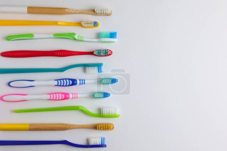 Foto de Cepillos de dientes diferentes sobre un fondo de color. Cuidado dental, salud bucal. Foto de alta calidad - Imagen libre de derechos