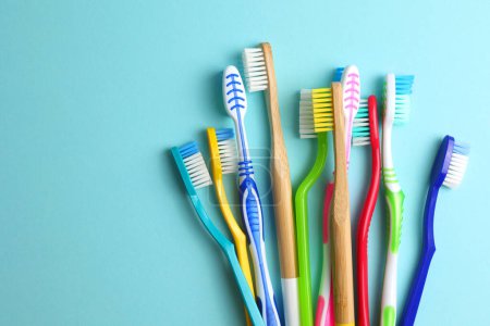 Foto de Cepillos de dientes diferentes sobre un fondo de color. Cuidado dental, salud bucal. Foto de alta calidad - Imagen libre de derechos