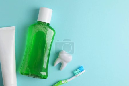 Téléchargez les photos : Un bain de bouche sur un fond coloré. Soins dentaires, santé dentaire. Photo de haute qualité - en image libre de droit