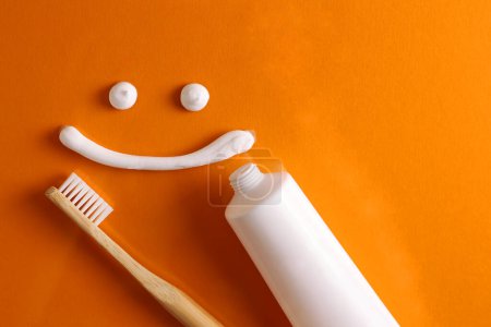 Foto de Pasta de dientes y cepillo de dientes sobre un fondo de color. Cuidado dental, salud bucal. Foto de alta calidad - Imagen libre de derechos