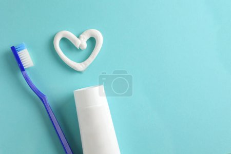 Foto de Corazón de pasta de dientes sobre un fondo de color. Cuidado dental, salud bucal. Foto de alta calidad - Imagen libre de derechos