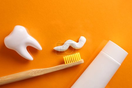 Foto de Pasta de dientes y cepillo de dientes sobre un fondo de color. Cuidado dental, salud bucal. Foto de alta calidad - Imagen libre de derechos
