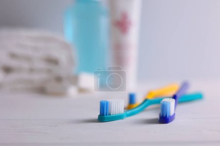 Téléchargez les photos : Différentes brosses à dents sur un fond coloré. Soins dentaires, santé buccodentaire. Photo de haute qualité - en image libre de droit