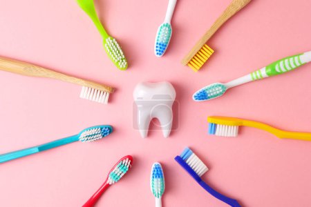 Téléchargez les photos : Différentes brosses à dents sur un fond coloré. Soins dentaires, santé buccodentaire. Photo de haute qualité - en image libre de droit