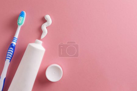 Téléchargez les photos : Dentifrice et brosse à dents sur un fond coloré. Soins dentaires, santé buccodentaire. Photo de haute qualité - en image libre de droit