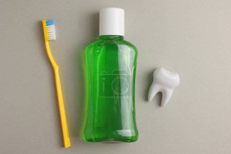 Foto de Un enjuague bucal sobre un fondo de color. Cuidado dental, salud dental. Foto de alta calidad - Imagen libre de derechos