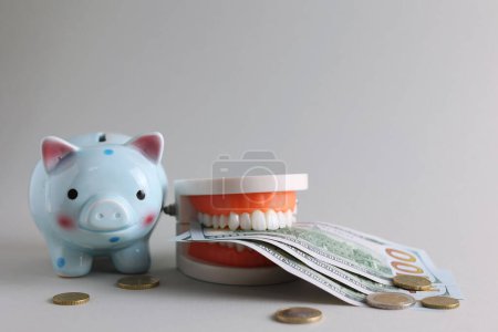Foto de Modelo dental de dientes y dinero. El precio de los servicios dentales. .. Foto de alta calidad - Imagen libre de derechos