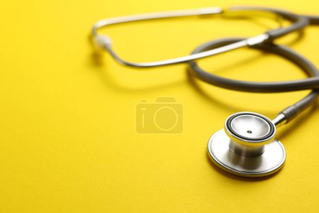 Téléchargez les photos : Éthoscope sur fond de couleur. Santé, médecine. Photo de haute qualité - en image libre de droit