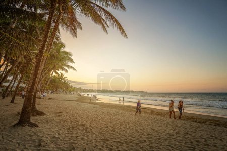 Foto de República Dominicana, Cabarete - 08.03.2024: puesta de sol en la orilla del mar en Cabarete. - Imagen libre de derechos