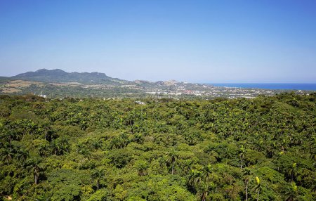 Téléchargez les photos : Teleferico à Puerto Plata, République dominicaine, offre au visiteur une vue panoramique de la ville descendant de la colline (779 m au-dessus du niveau de la mer). - en image libre de droit