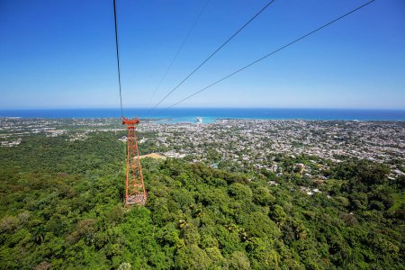 Téléchargez les photos : Teleferico à Puerto Plata, République dominicaine, offre au visiteur une vue panoramique de la ville descendant de la colline (779 m au-dessus du niveau de la mer). - en image libre de droit