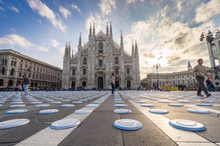 Téléchargez les photos : MILAN, ITALIE - 2 OCTOBRE 2015 : Milano - Manifestation "Au nom de l'Afrique" de la CEFA - les gens se préparent à la manifestation devant la cathédrale de Duomo en installant 10 000 plaques sur le sol - en image libre de droit