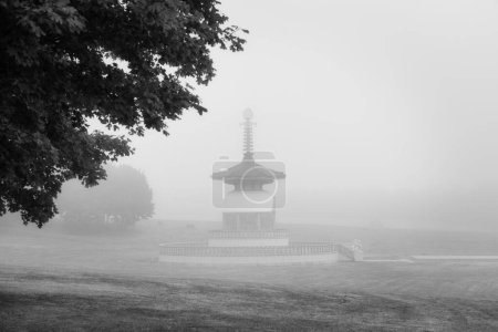 Foto de Templo de la Pagoda de la Paz con niebla matutina en Wllen Park, Milton Keynes - Imagen libre de derechos
