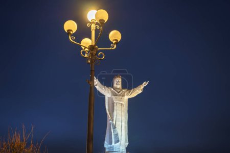Téléchargez les photos : SUISSE, POLOGNE - 17 NOVEMBRE 2016 : Christ Roi Monument derrière le lampadaire. Concentration sélective - en image libre de droit