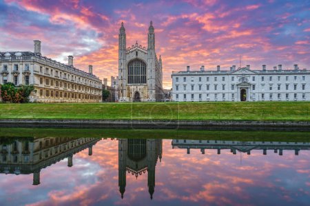 Téléchargez les photos : Chapelle du Roi avec beau ciel levant à Cambridge. Angleterre - en image libre de droit