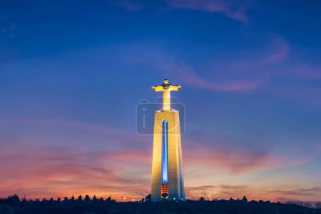Alto, estatua de hormigón de Jesucristo cerca de Lisboa, Portugal en Europa.